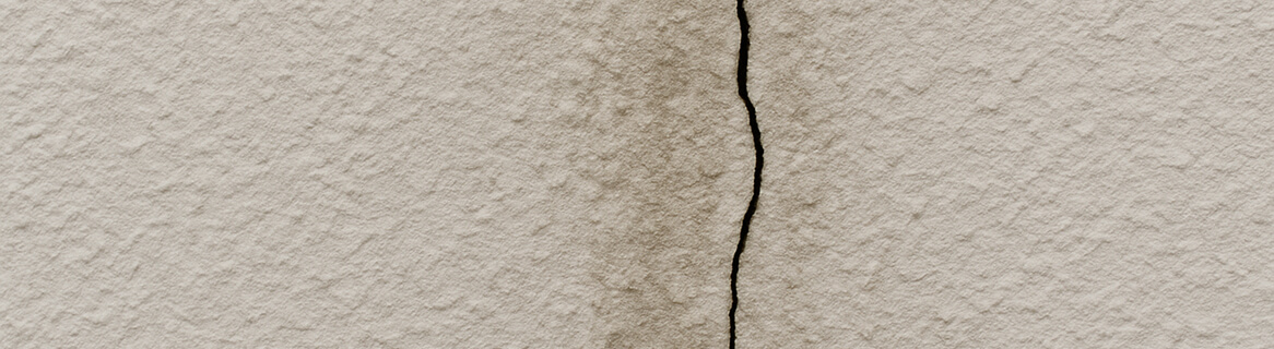 放置すると内部の腐食を招くクラック（ひび割れ）