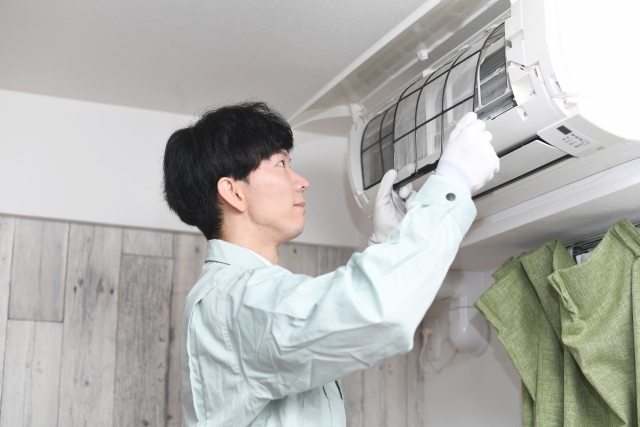 エアコンの掃除をする専門業者の男性