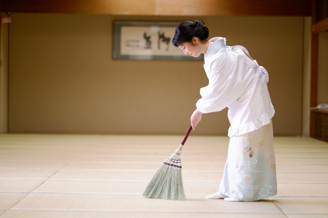 畳を掃除する女性