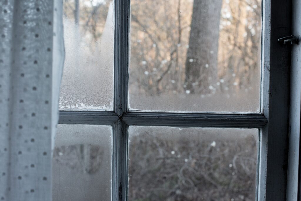 洗剤掃除が必要な汚れが溜まった窓