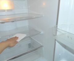 冷蔵庫の掃除にウタマロクリーナーを使うシーン