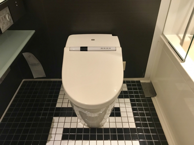 トイレのタイルを掃除するシーン