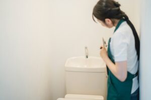 トイレタンク掃除業者の女性
