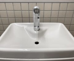 トイレの陶器の手洗い場を掃除するシーン
