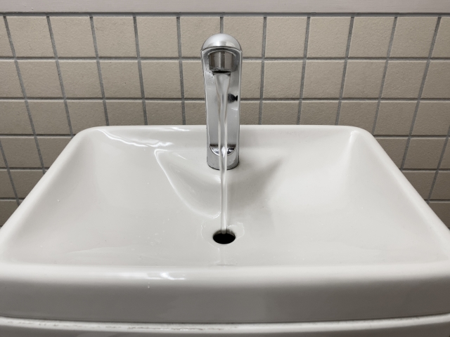 トイレの陶器の手洗い場を掃除するシーン