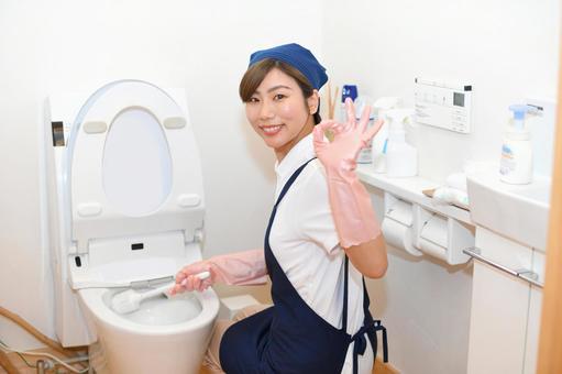 ハイターを使ってトイレ掃除をする女性