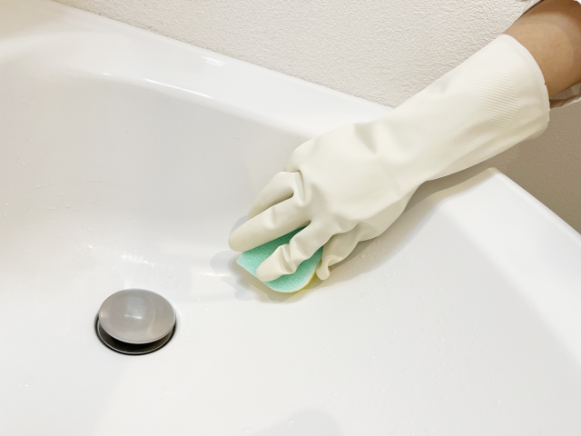 注意点を守りながら洗面所掃除掃除を実践する人の手