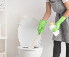 トイレ掃除の頻度を下げるコツを実践する人