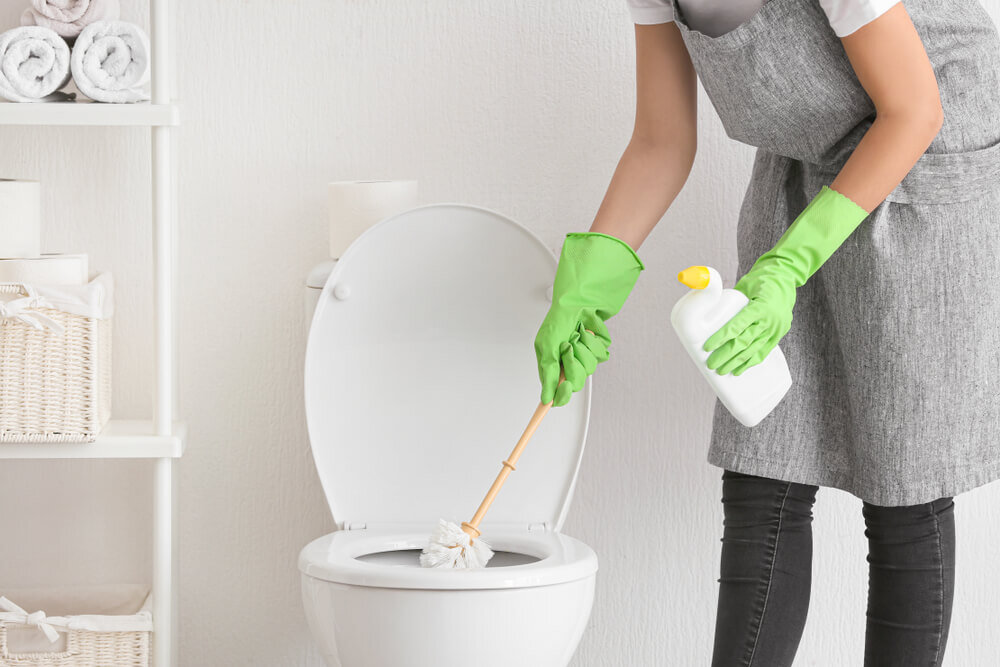 トイレ掃除の頻度を下げるコツを実践する人