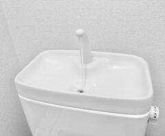 掃除する前のTOTOトイレタンク