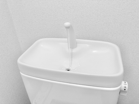 掃除する前のTOTOトイレタンク