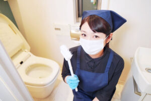 トイレの床掃除のコツを解説する女性