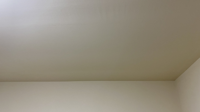 天井掃除を実践する壁