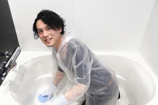 オキシクリーンでは難しいお風呂の掃除をする男性