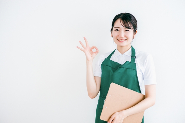 加湿器の掃除する女性