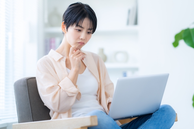 ヤニの壁紙掃除を調べる女性