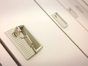 【8ステップ】ロッカーの鍵交換方法！費用相場や注意点も解説