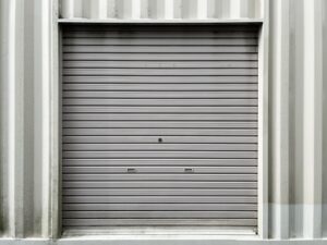 【9ステップ】シャッターの鍵交換方法！費用相場や業者のメリットも解説