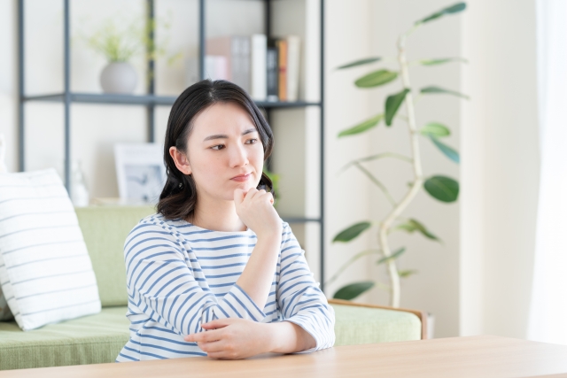 汗臭い/雑巾臭いエアコンで悩む女性