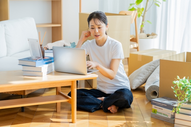 訪問なし見積もりについて調べる女性