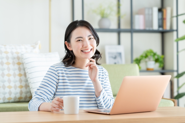 引っ越しに何日かかるのかを調べる女性