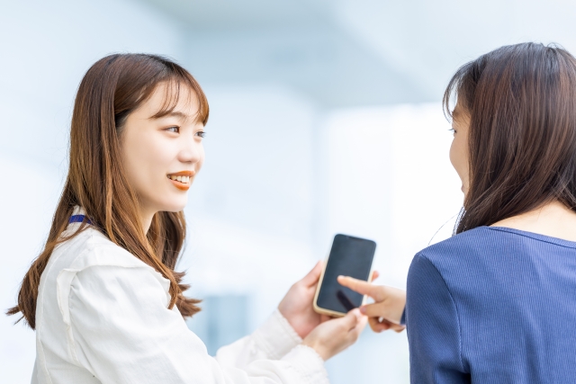 訪問なし見積もりのデメリットを伝える女性