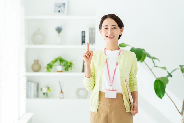 天井埋込エアコンの清掃方法を説明する女性