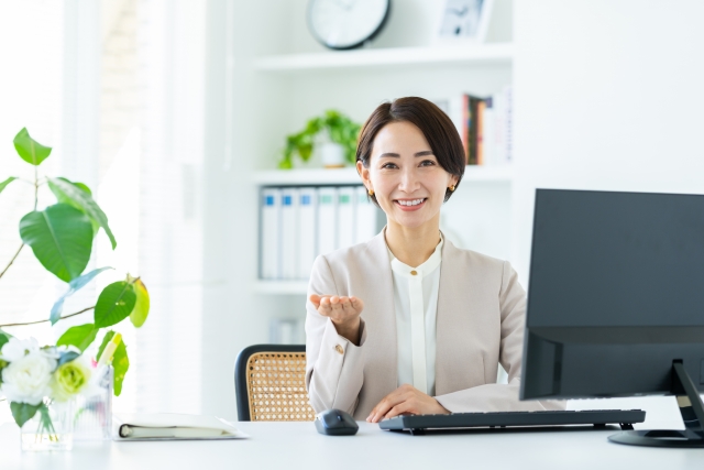 天井埋込エアコンの清掃業者を探す女性