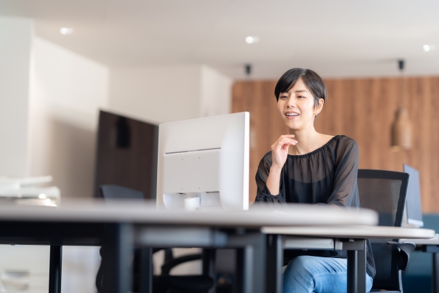 天井埋込エアコンを清掃したい女性