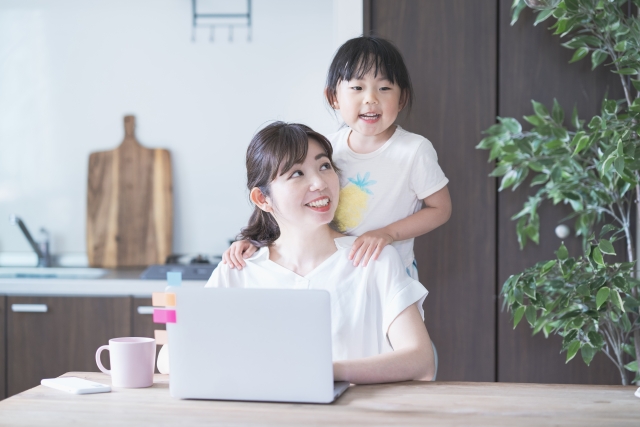 引っ越し給付金について考える女性