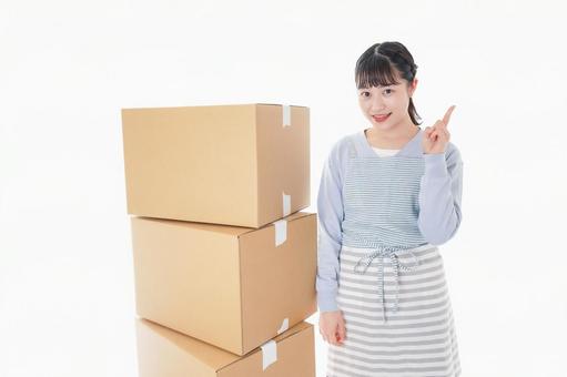 搬出と搬入を別日にする引っ越しが可能であることを解説する女性