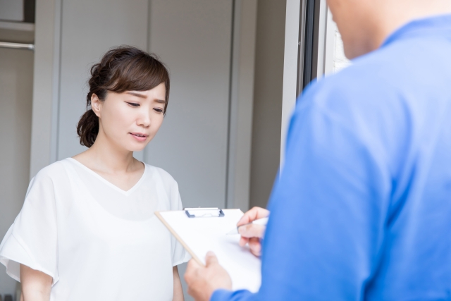 レンタカーでの引っ越しに最適なトラックを探す女性