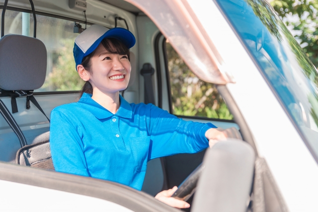 評判・口コミが高いレントラ便を運転する女性