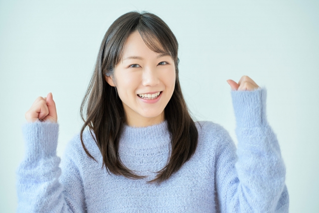 雨樋の掃除方法を確認する女性