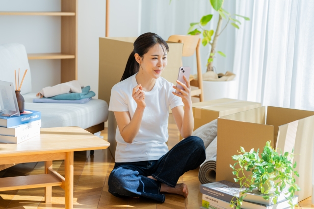 引っ越し料金が安い時期を探す女性