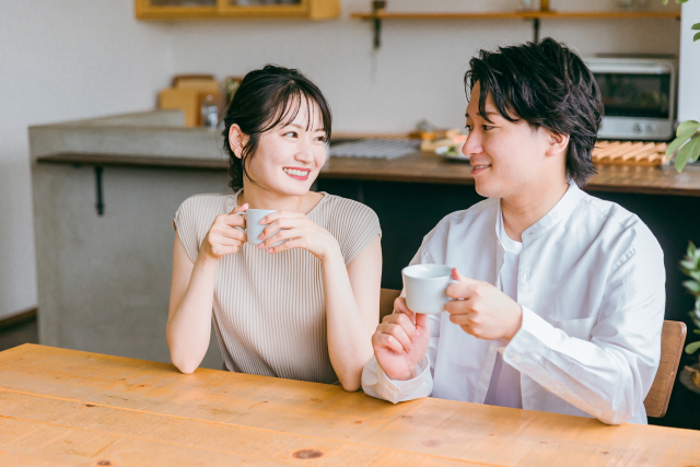 雨樋の掃除方法を確認する夫婦