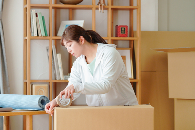 レンタカーでの引っ越しに最適なトラックを探す女性