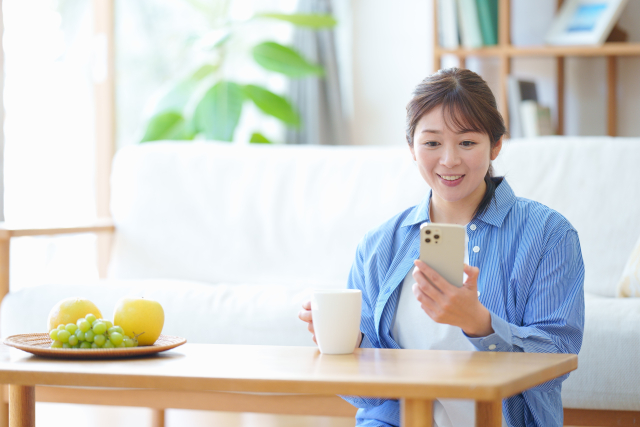 水垢掃除する女性