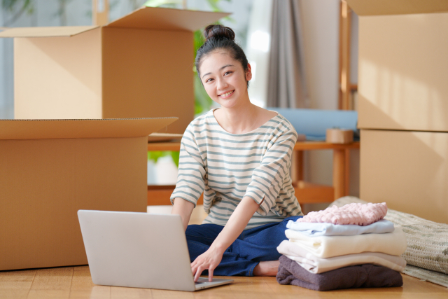 レンタカーでの引っ越しに最適なトラックを探す女性