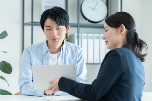 パナソニックの換気扇掃除について説明する女性