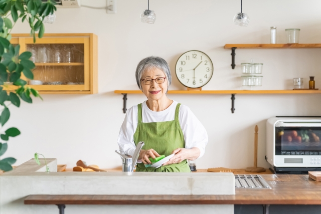 三菱の換気扇掃除をする女性