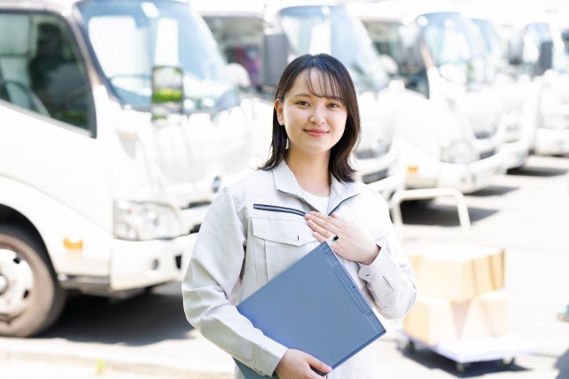 引っ越し料金が安い時期を探す女性