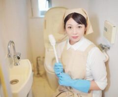 トイレの便座の掃除を終えた業者の女性