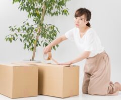 引っ越しの荷造りが進まずコツが知りたい女性