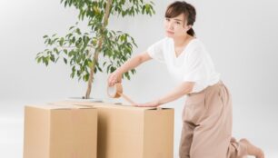 引っ越しの荷造りが進まずコツが知りたい女性