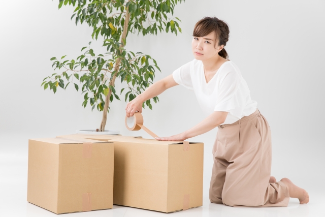 引っ越しの荷造りが進まずコツが知りたい女性