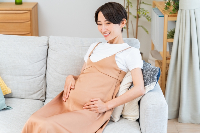 引っ越しは妊娠中・出産後どちらが良いか迷う女性