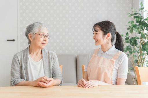 老人ホームへの引っ越した高齢者女性