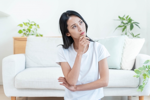 レモンの木の剪定時期で悩む女性