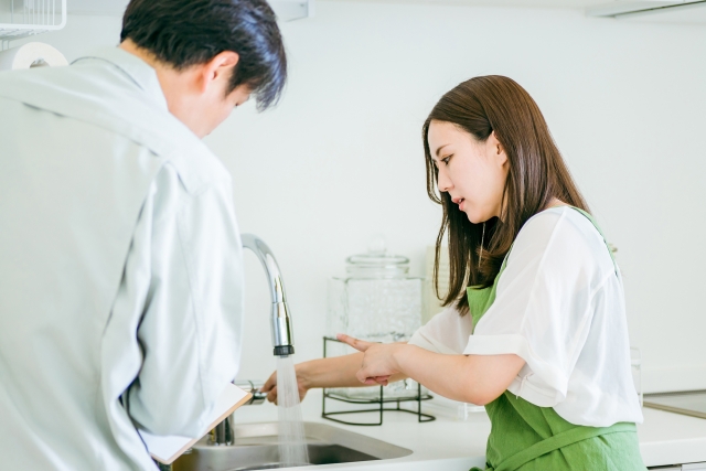 賃貸で水漏れ発生！引越し費用の負担者について相談する女性